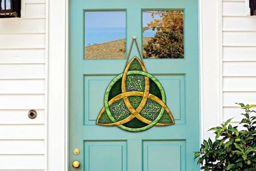 st patricks day sign in the shape of trinity knot