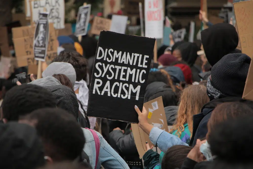 Black lives matter flag - Support and criticism